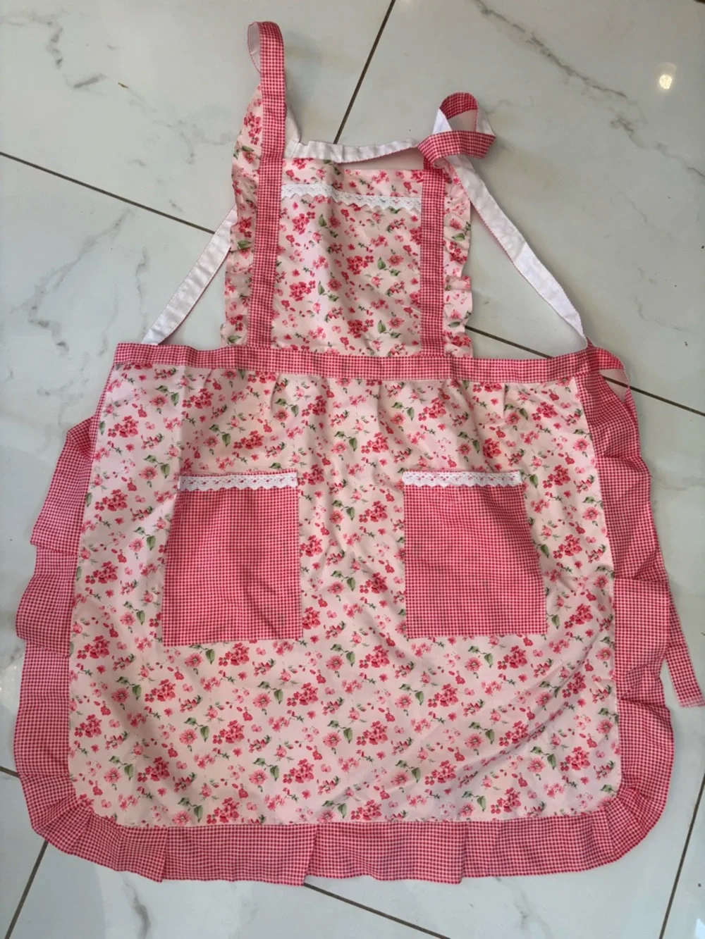 Colorful aprons. Set of 3 new